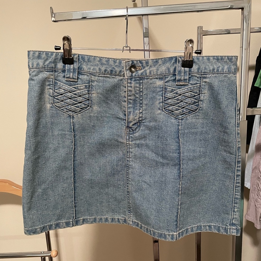 Used denim skirt DKNY size 8